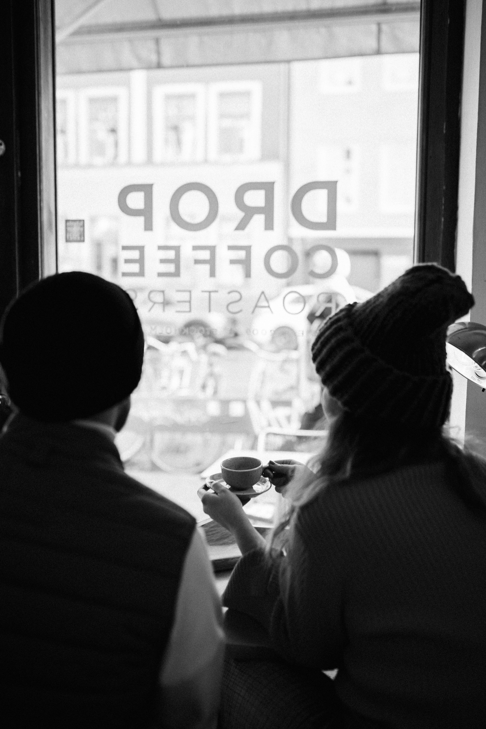 couple drinking coffee in Drop Coffee Roasters Stockholm