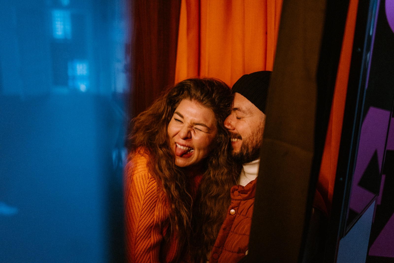 couple having fun in photobooth in Fotografiska Stockholm