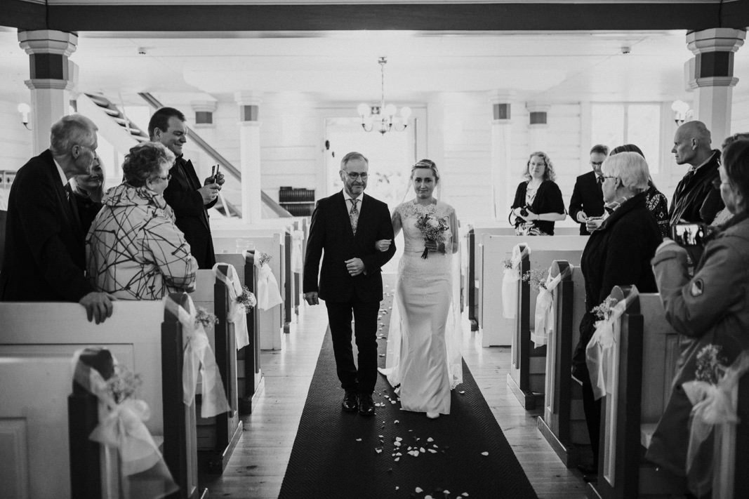 bride entering the church in Mäntyharju with her father