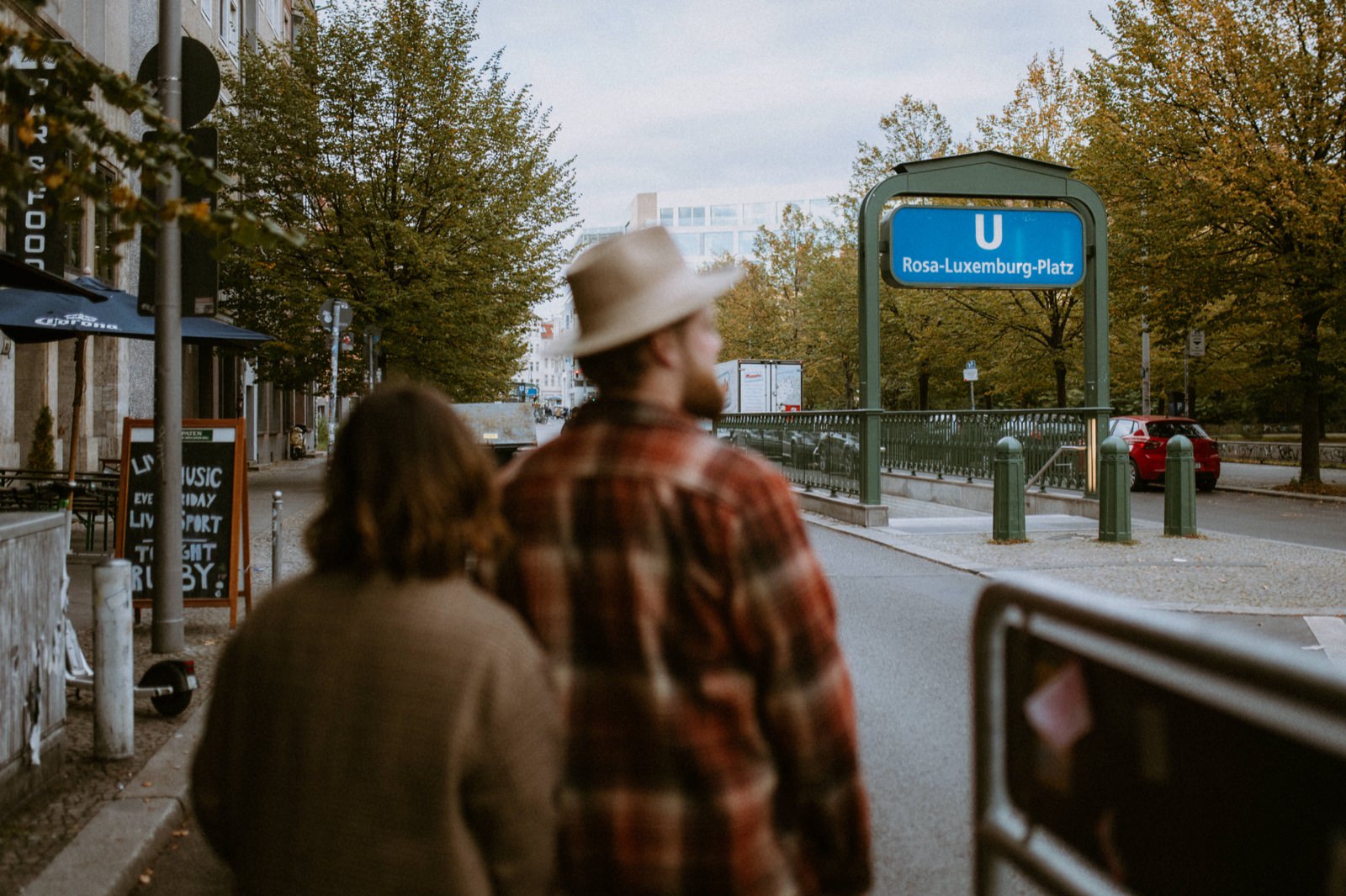 couple going to the subway in Berlin