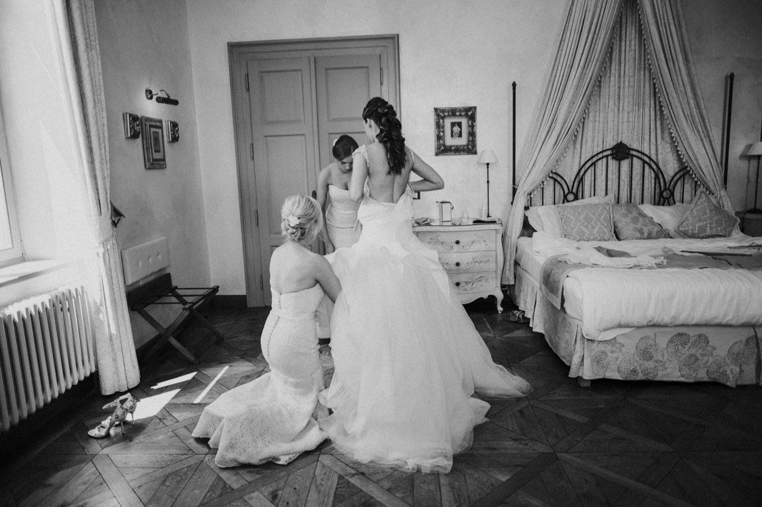 bride getting ready in Chateau Mcely