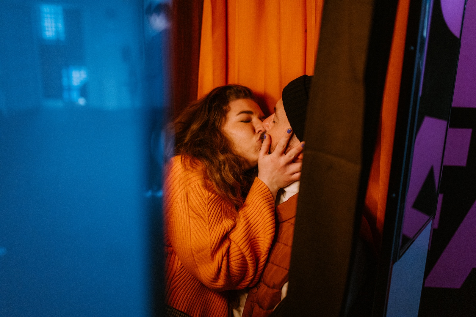 couple kissing in photobooth in Fotografiska Stockholm