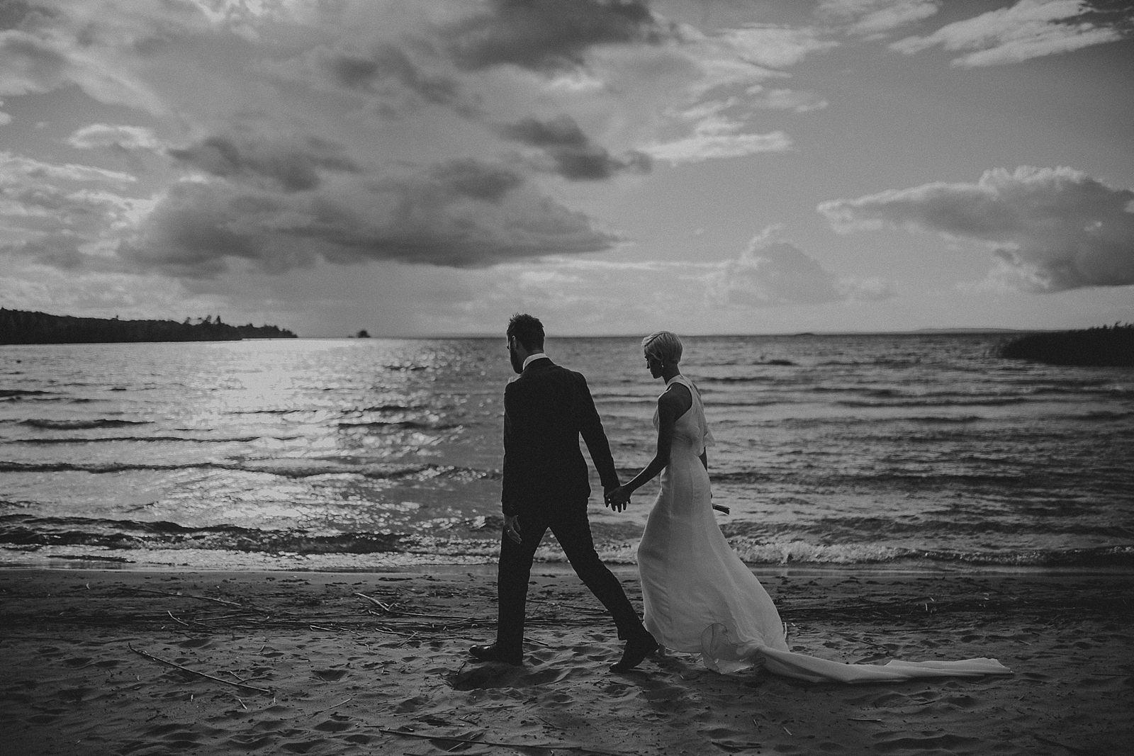 bridal session bride and groom on the beach in Sweden
