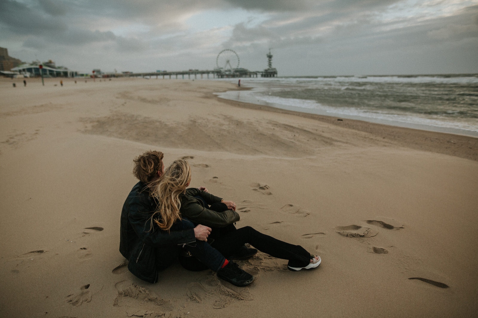 couple sitting at the Scheveningen beach