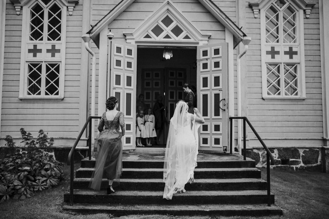 bride entering the church in Mäntyharju
