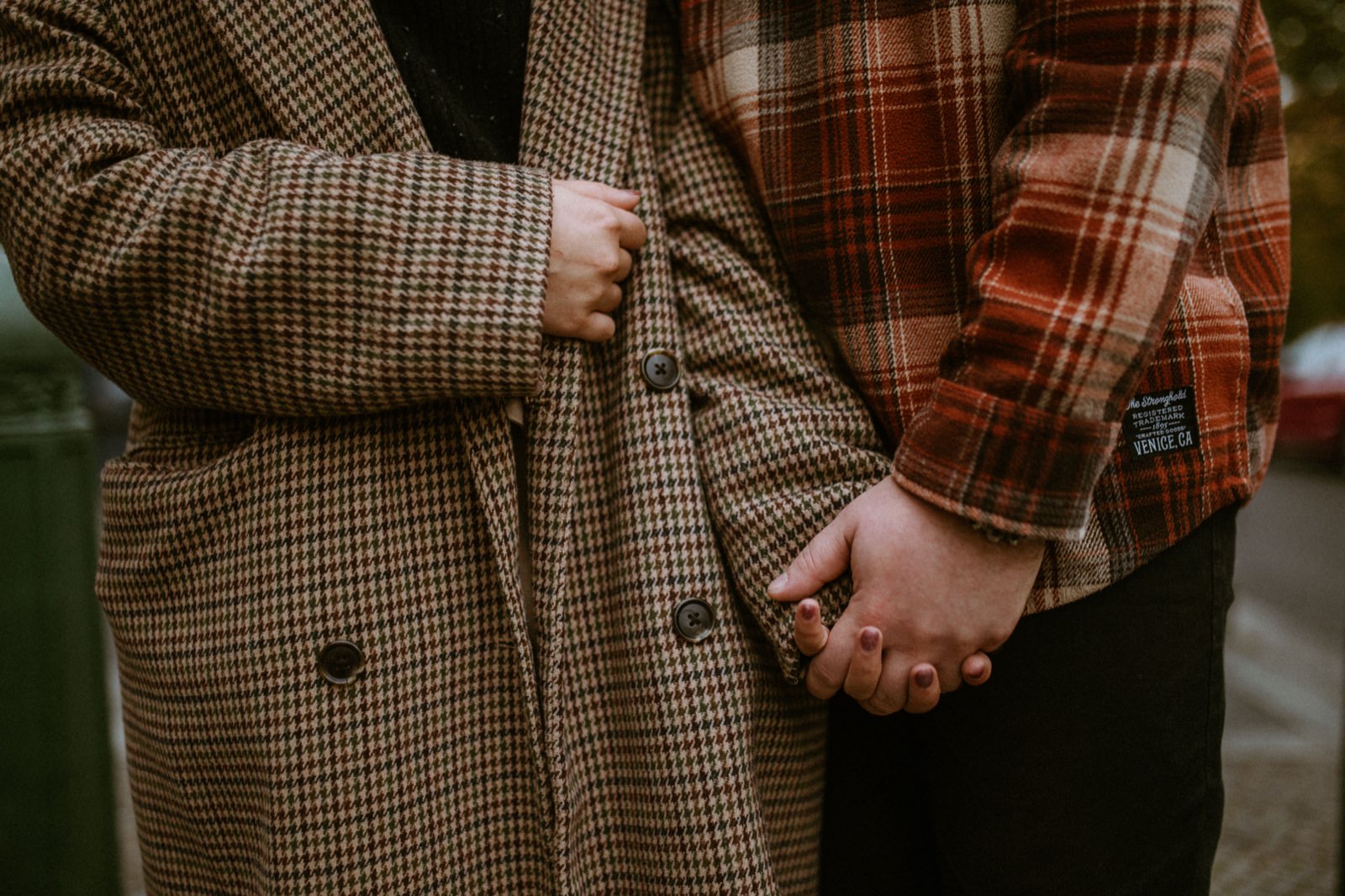 detail of a couple holding hands during a photo session in Berlin